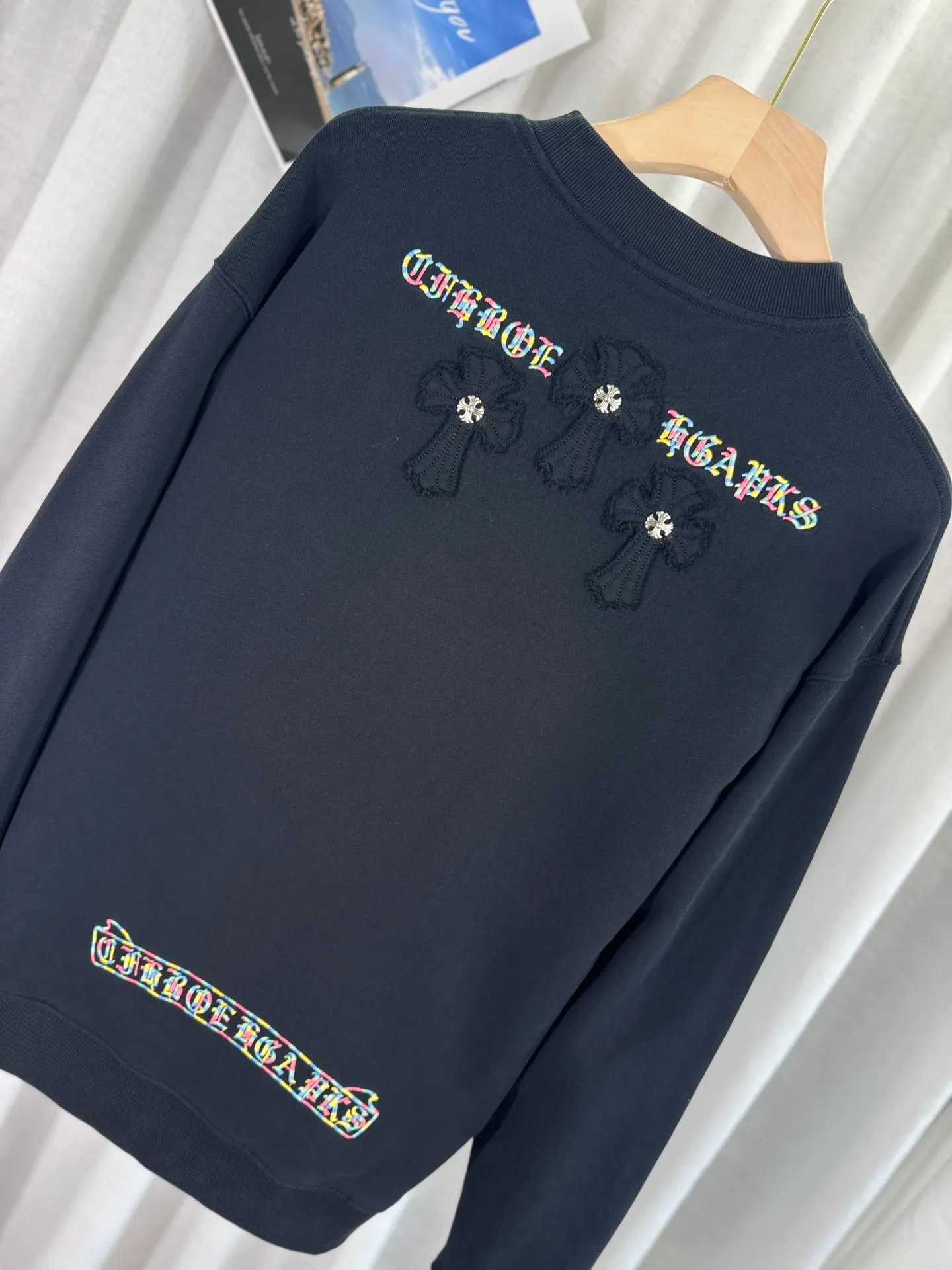 P260 top version, real shot without P, ​​different from market currency) 𝗖𝗵𝗿𝗼𝗺𝗲 𝗛𝗲𝗮𝗿𝘁𝘀/Cro Heart 2025 patch embroidery autumn and winter new original single counter American laser burnt 3D three-dimensional color embroidery couple casual sweatshirt 👑The highest version! Customized fabric 440g tripe terry fabric! American acid-washed and distressed original fabric laser burnt ✟appliqué embroidery and exquisite embroidery of letters! The best-selling model in the counter, very comfortable to wear. Accessories: original molded and authenticated collar label➕100% silk wash label. Genuine purchase-grade original hangtag��matching hanging rope➕3D hanging beads➕original packaging bag. Craftsmanship: The original version has consistent wiring! The highest version of the armhole matching technique! Color: White Black Size: S M L XL Style Number: 25-301